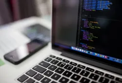Ponsel dan laptop digunakan untuk memeriksa email yang tidak masuk