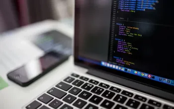 Ponsel dan laptop digunakan untuk memeriksa email yang tidak masuk