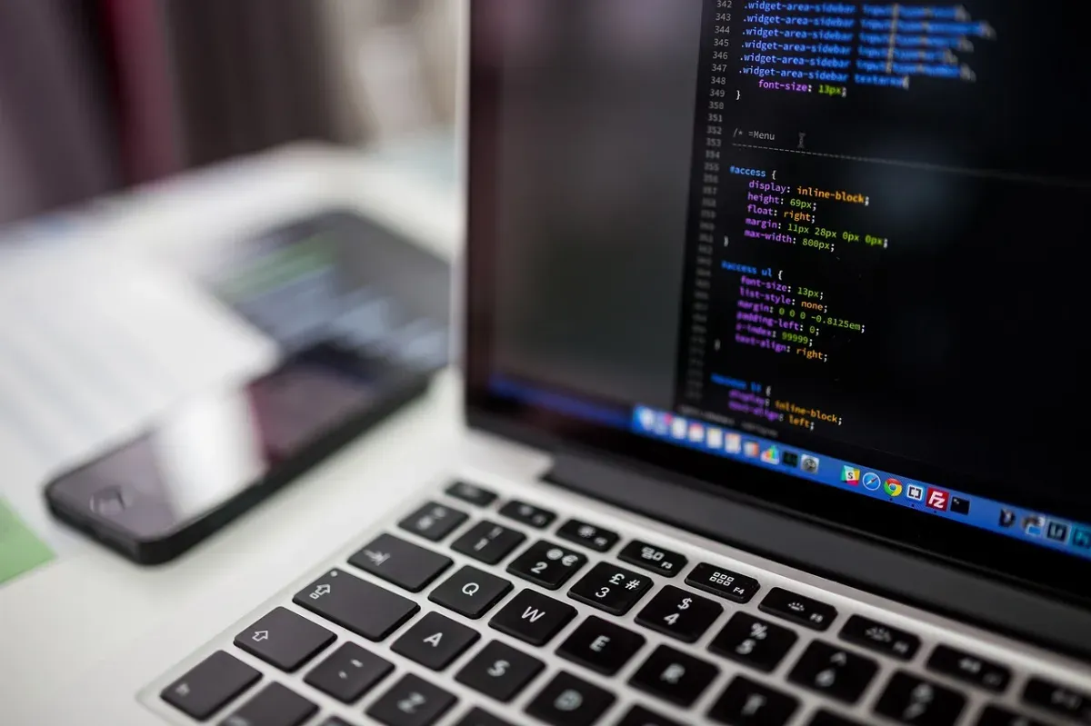 Ponsel dan laptop digunakan untuk memeriksa email yang tidak masuk