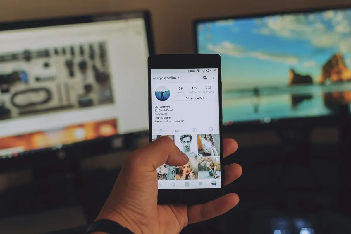 Smartphone diletakkan di meja teduh setelah dihentikan pemakaiannya untuk mendingin